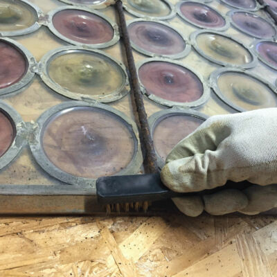 Pulitura del telaio in ferro mediante carta abrasiva